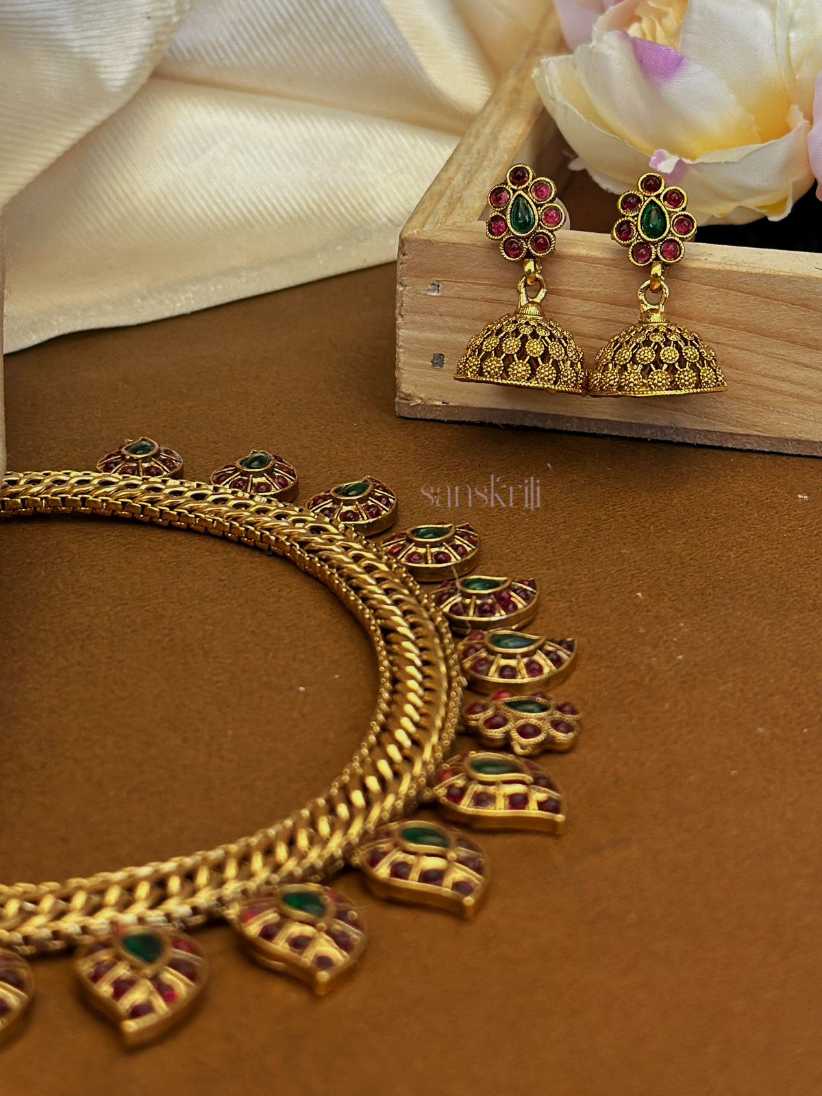 Antique Leaf Motif Necklace Set