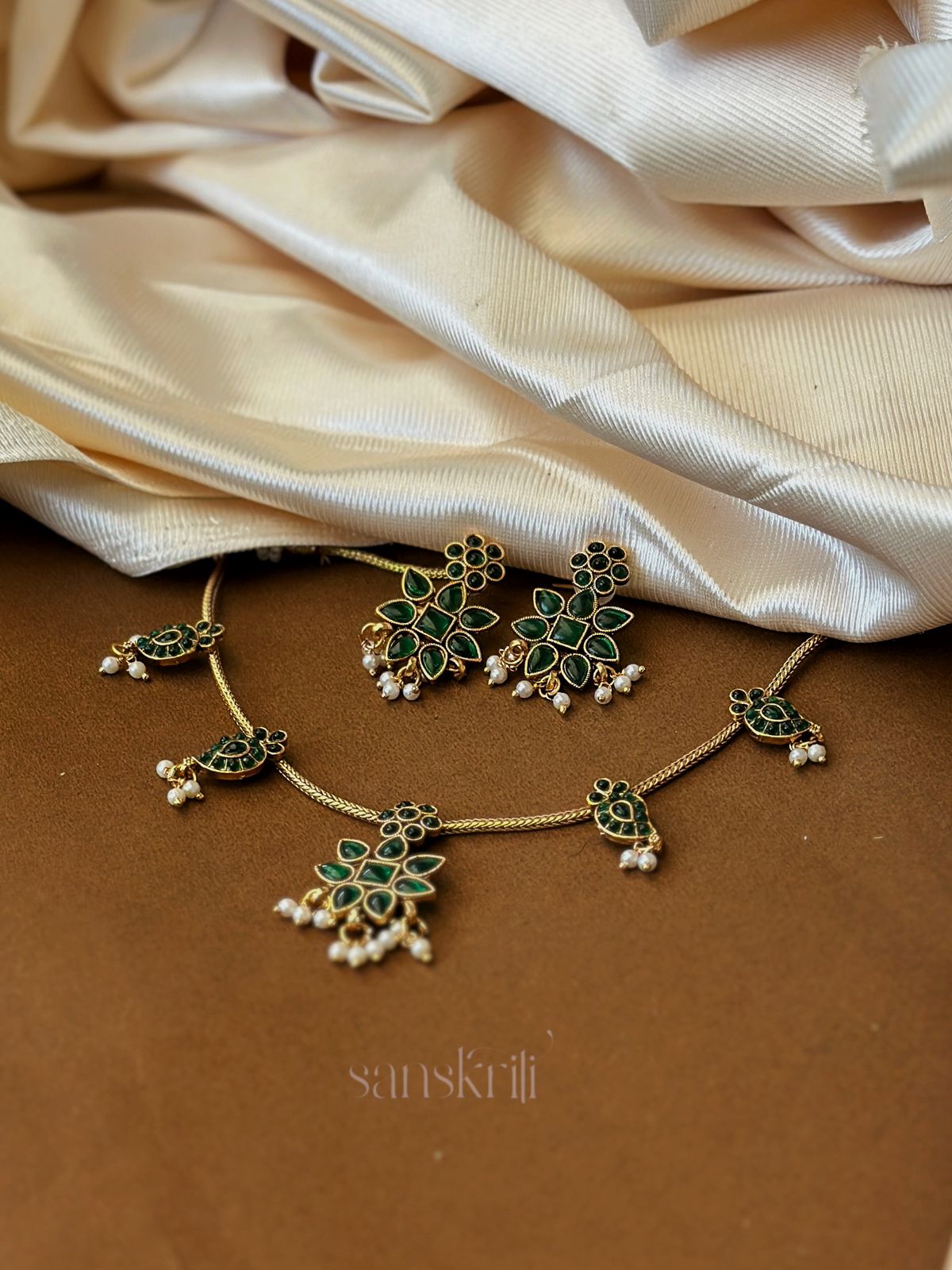 Green Leaf Motif Necklace Set with Pearls