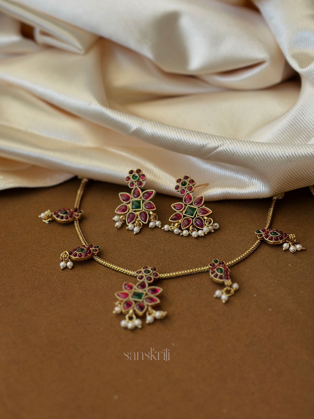 Green Leaf Motif Necklace Set with Pearls