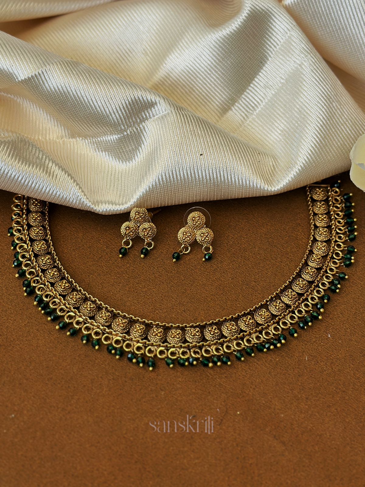 Elegant Antique Gold Choker Necklace with Earrings