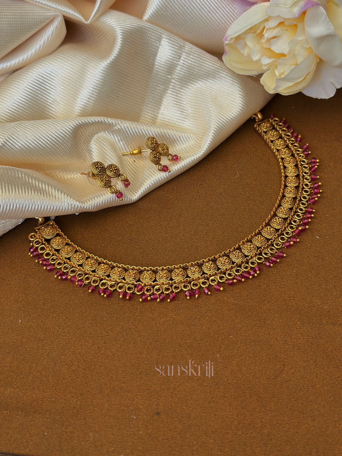 Elegant Antique Gold Choker Necklace with Earrings