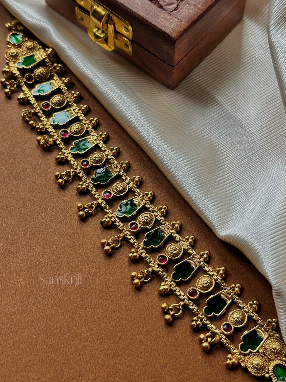 Green Enamel Chocker (no earrings)